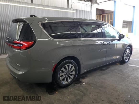 ✅ 2025 Chrysler Pacifica Hybrid Select • VIN: 2C4RC1S71SR567289 • Lot: 84607485. Listed on Copart with 20,695 mi. Free auction sales archive from the USA and detailed vehicle history report at DreamBid. Image 3.