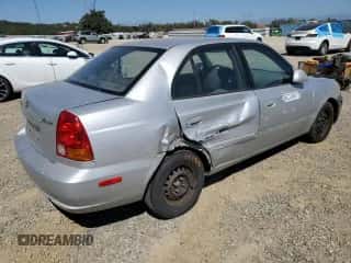 2003 Hyundai Accent GL z VIN KMHCG45CX3U474856, wystawiony jako Copart lot #67615445 z przebiegiem 205 400 mil mil oraz Szkoda całkowita • Salvage title. Historia ofert i sprzedaży dostępna na DreamBid. Obrazek 3.