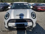 ✅ 2022 MINI Hardtop 4 Door Cooper S • VIN: WMW53DK08N2P67489 • Lot: 66944235. Wystawiony na Copart z przebiegiem 73 328 mil. Bezpłatny archiwum sprzedaży aukcyjnych z USA i szczegółowy raport historii pojazdu na DreamBid. Zdjęcie 5.