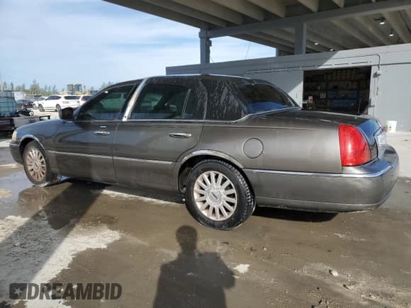 ✅ 2004 Lincoln Town Car Signature • VIN: 1LNHM81W54Y627725 • Lot: 92214815. Wystawiony na Copart z przebiegiem 68 744 mil. Bezpłatny archiwum sprzedaży aukcyjnych z USA i szczegółowy raport historii pojazdu na DreamBid. Zdjęcie 2.