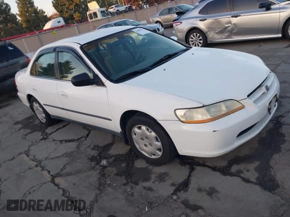 ✅ 1998 Honda Accord LX • VIN: 1HGCG5646WA215970 • Лот: 43895412. Опубликован ранее на IAAI с пробегом 190 691 миль. Бесплатный доступ к архиву аукционных продаж из США и подробный отчёт об истории автомобиля на DreamBid. Изображение 1.