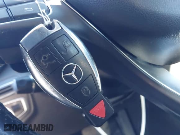 ✅ 2017 Mercedes-Benz C 300 • VIN: 55SWF4KB5HU221846 • Lot: 43765894. Wystawiony na IAAI z przebiegiem 99 367 mil. Bezpłatny archiwum sprzedaży aukcyjnych z USA i szczegółowy raport historii pojazdu na DreamBid. Zdjęcie 11.