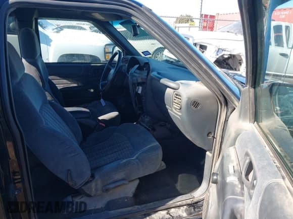 ✅ 2001 Chevrolet S-10 LS • VIN: 1GCCS19W718230397 • Лот: 41293765. Опубликован ранее на IAAI с пробегом 151 578 миль. Бесплатный доступ к архиву аукционных продаж из США и подробный отчёт об истории автомобиля на DreamBid. Изображение 5.