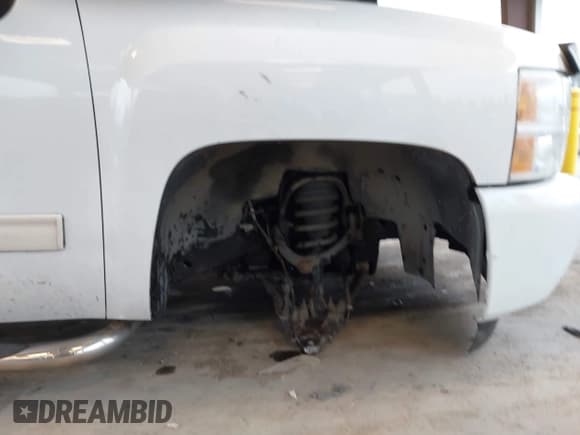 ✅ 2009 Chevrolet Silverado 1500 • VIN: 2GCFK135091126412 • Lot: 43780738. Wystawiony na IAAI z przebiegiem 136 801 mil. Bezpłatny archiwum sprzedaży aukcyjnych z USA i szczegółowy raport historii pojazdu na DreamBid. Zdjęcie 6.