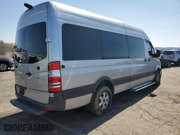 ✅ 2016 Mercedes-Benz Sprinter • VIN: 8BRPE8DD7GE125603 • Lot: 51427175. Wystawiony na Copart z przebiegiem 555 149 mil. Bezpłatny archiwum sprzedaży aukcyjnych z USA i szczegółowy raport historii pojazdu na DreamBid. Zdjęcie 3.