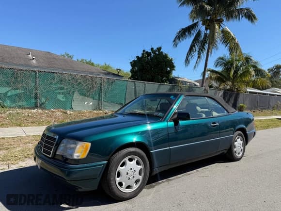 ✅ 1994 Mercedes-Benz E 320 • VIN: WDBEA66EXRC118091 • Lot: 49828645. Wystawiony na Copart z przebiegiem 92 370 mil. Bezpłatny archiwum sprzedaży aukcyjnych z USA i szczegółowy raport historii pojazdu na DreamBid. Zdjęcie 2.