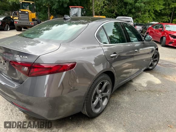 ✅ 2017 Alfa Romeo Giulia Ti • VIN: ZARFAEEN9H7544398 • Lot: 41996075. Wystawiony na Copart z przebiegiem 13 197 mil. Bezpłatny archiwum sprzedaży aukcyjnych z USA i szczegółowy raport historii pojazdu na DreamBid. Zdjęcie 4.