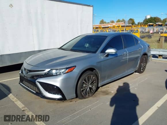 2022 Toyota Camry SE z VIN 4T1G11AKXNU712139, wystawiony jako IAAI lot #43506666 z przebiegiem 13 941 mil mil oraz . Historia ofert i sprzedaży dostępna na DreamBid. Obrazek 2.