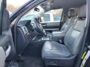 ✅ 2017 Toyota Tundra Limited • VIN: 5TFFW5F12HX214741 • Lot: 82644424. Wystawiony na Copart z przebiegiem 70 111 mil. Bezpłatny archiwum sprzedaży aukcyjnych z USA i szczegółowy raport historii pojazdu na DreamBid. Zdjęcie 7.