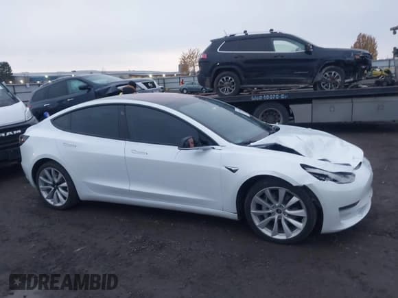 ✅ 2018 Tesla Model 3 Long Range Battery • VIN: 5YJ3E1EB8JF088796 • Lot: 43693681. Wystawiony na IAAI z przebiegiem 69 399 mil. Bezpłatny archiwum sprzedaży aukcyjnych z USA i szczegółowy raport historii pojazdu na DreamBid. Zdjęcie 13.