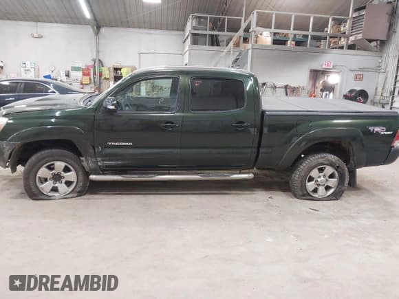 ✅ 2012 Toyota Tacoma • VIN: 3TMMU4FN1CM041111 • Lot: 43211995. Listed on IAAI with 196,372 mi. Free auction sales archive from the USA and detailed vehicle history report at DreamBid. Image 14.