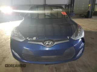✅ 2017 Hyundai Veloster • VIN: KMHTC6AD3HU311561 • Lot: 82177124. Wystawiony na Copart z przebiegiem 106 823 mil. Bezpłatny archiwum sprzedaży aukcyjnych z USA i szczegółowy raport historii pojazdu na DreamBid. Zdjęcie 5.