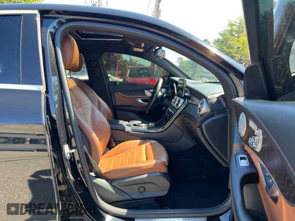 ✅ 2017 Mercedes-Benz GLC 300 • VIN: WDC0J4KB9HF211266 • Lot: 71502675. Listed on Copart with 150,087 mi. Free auction sales archive from the USA and detailed vehicle history report at DreamBid. Image 5.