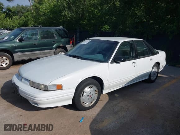 ✅ 1997 Oldsmobile Cutlass Supreme Series II • VIN: 1G3WH52M4VF327067 • Lot: 42709655. Wystawiony na IAAI z przebiegiem 176 945 mil. Bezpłatny archiwum sprzedaży aukcyjnych z USA i szczegółowy raport historii pojazdu na DreamBid. Zdjęcie 2.