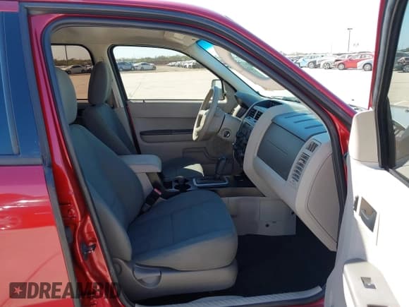 ✅ 2012 Ford Escape XLS • VIN: 1FMCU0C75CKB03350 • Lot: 43686502. Wystawiony na IAAI z przebiegiem 241 706 mil. Bezpłatny archiwum sprzedaży aukcyjnych z USA i szczegółowy raport historii pojazdu na DreamBid. Zdjęcie 5.