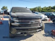 ✅ 2021 Chevrolet Silverado 1500 High Country • VIN: 1GCUYHET8MZ312239 • Lot: 69828424. Wystawiony na Copart z przebiegiem 100 042 mil. Bezpłatny archiwum sprzedaży aukcyjnych z USA i szczegółowy raport historii pojazdu na DreamBid. Zdjęcie 5.