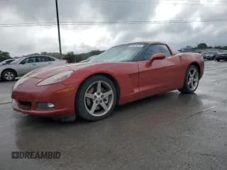 ✅ 2006 Chevrolet Corvette • VIN: 1G1YY26U265102681 • Lot: 89820615. Wystawiony na Copart z przebiegiem 84 897 mil. Bezpłatny archiwum sprzedaży aukcyjnych z USA i szczegółowy raport historii pojazdu na DreamBid. Zdjęcie 1.