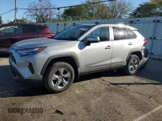 ✅ 2022 Toyota RAV4 Hybrid XLE • VIN: 2T3RWRFV5NW130758 • Lot: 86121585. Wystawiony na Copart z przebiegiem 42 517 mil. Bezpłatny archiwum sprzedaży aukcyjnych z USA i szczegółowy raport historii pojazdu na DreamBid. Zdjęcie 1.