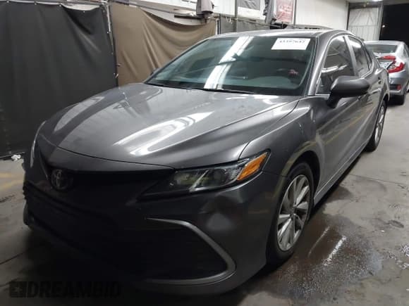 ✅ 2022 Toyota Camry LE • VIN: 4T1C11AK4NU017251 • Lot: 43397642. Wystawiony na IAAI z przebiegiem 40 109 mil. Bezpłatny archiwum sprzedaży aukcyjnych z USA i szczegółowy raport historii pojazdu na DreamBid. Zdjęcie 17.