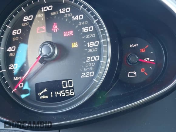 ✅ 2015 Audi R8 • VIN: WUAAUAFG4FN000620 • Lot: 42362661. Wystawiony na IAAI z przebiegiem 114 556 mil. Bezpłatny archiwum sprzedaży aukcyjnych z USA i szczegółowy raport historii pojazdu na DreamBid. Zdjęcie 16.