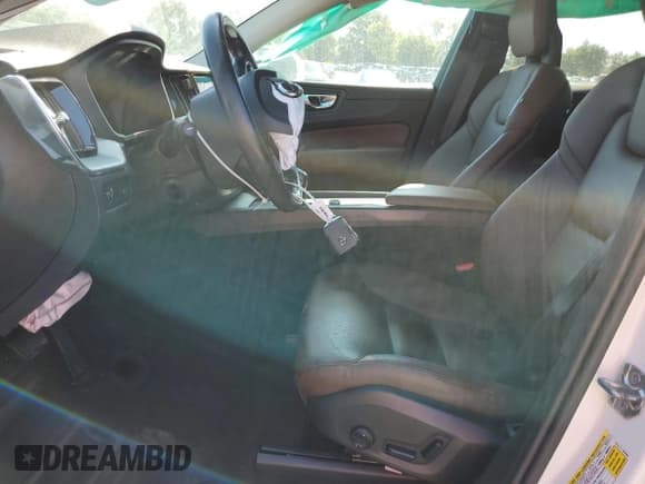 ✅ 2018 Volvo XC60 Momentum • VIN: YV4102RKXJ1085202 • Lot: 70802935. Wystawiony na Copart z przebiegiem 129 367 mil. Bezpłatny archiwum sprzedaży aukcyjnych z USA i szczegółowy raport historii pojazdu na DreamBid. Zdjęcie 7.