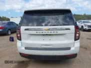 ✅ 2023 Chevrolet Suburban LS • VIN: 1GNSKBKD8PR333445 • Lot: 43424399. Wystawiony na IAAI z przebiegiem 53 712 mil. Bezpłatny archiwum sprzedaży aukcyjnych z USA i szczegółowy raport historii pojazdu na DreamBid. Zdjęcie 16.