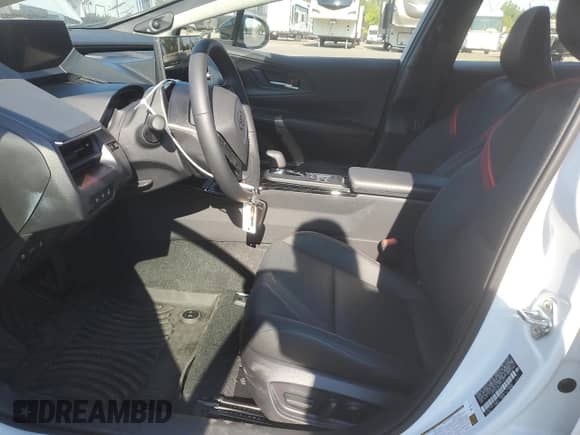 2025 Toyota Prius SE с VIN JTDACACU8S3041073, выставлен на аукционе Copart как лот 70349115 с пробегом 1 085 миль миль и Списание • Salvage title. История ставок и продаж доступна на DreamBid. Изображение 7.