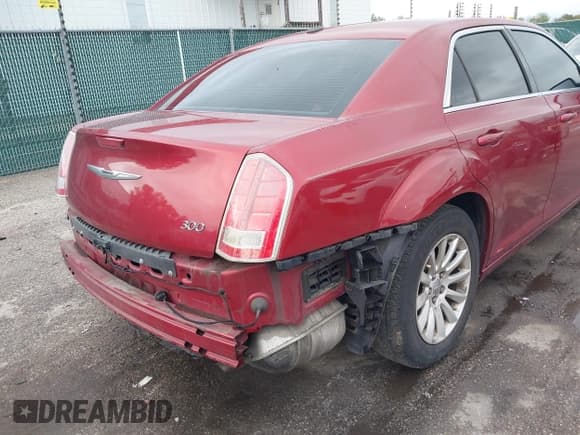 ✅ 2013 Chrysler 300 • VIN: 2C3CCAAG2DH611112 • Lot: 43403255. Listed on IAAI with 112,763 mi. Free auction sales archive from the USA and detailed vehicle history report at DreamBid. Image 18.