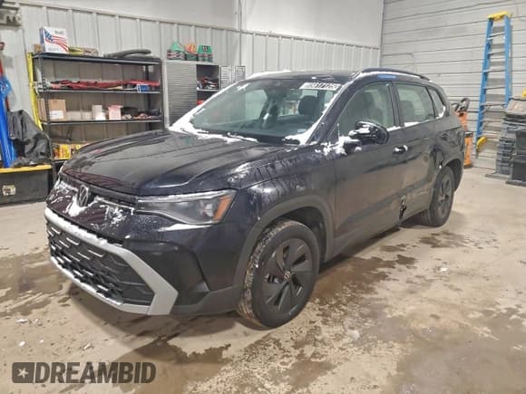 ✅ 2025 Volkswagen Taos S • VIN: 3VV5C7B24SM033332 • Лот: 95617125. Опубликован ранее на Copart с пробегом 26 778 миль. Бесплатный доступ к архиву аукционных продаж из США и подробный отчёт об истории автомобиля на DreamBid. Изображение 1.