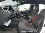 ✅ 2024 Toyota Corolla Hybrid LE • VIN: JTDBCMFE9R3067413 • Lot: 81424215. Wystawiony na Copart z przebiegiem 13 151 mil. Bezpłatny archiwum sprzedaży aukcyjnych z USA i szczegółowy raport historii pojazdu na DreamBid. Zdjęcie 7.