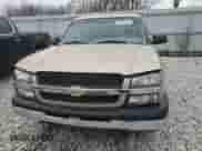 2004 Chevrolet Silverado 1500 LS z VIN 1GCEC14V94Z186793, wystawiony jako Copart lot #83448234 z przebiegiem 176 573 mil mil oraz Czysty tytuł • Clean title. Historia ofert i sprzedaży dostępna na DreamBid. Obrazek 5.