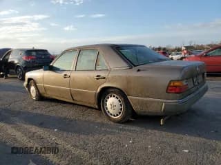 ✅ 1990 Mercedes-Benz 260 • VIN: WDBEA26D8LB226481 • Лот: 79699094. Опубликован ранее на Copart с пробегом 197 582 миль. Бесплатный доступ к архиву аукционных продаж из США и подробный отчёт об истории автомобиля на DreamBid. Изображение 2.