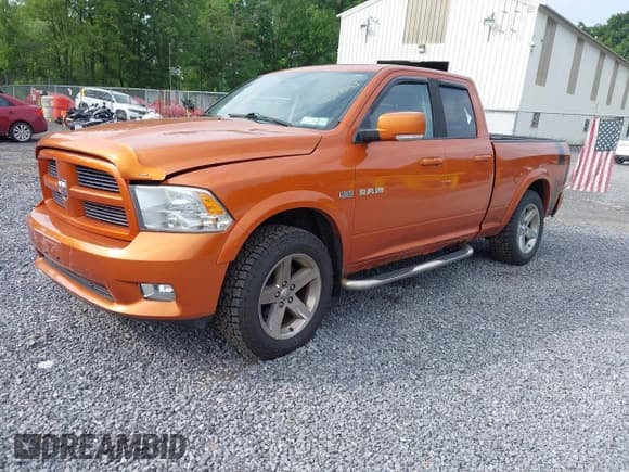 ✅ 2010 Dodge 1500 ST • VIN: 1D7RV1GT8AS212350 • Lot: 42648253. Wystawiony na IAAI z przebiegiem 118 713 mil. Bezpłatny archiwum sprzedaży aukcyjnych z USA i szczegółowy raport historii pojazdu na DreamBid. Zdjęcie 2.