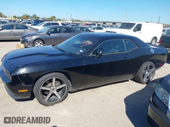 ✅ 2013 Dodge Challenger R/T Classic • VIN: 2C3CDYBT2DH712684 • Lot: 43635988. Wystawiony na IAAI z przebiegiem 118 793 mil. Bezpłatny archiwum sprzedaży aukcyjnych z USA i szczegółowy raport historii pojazdu na DreamBid. Zdjęcie 14.