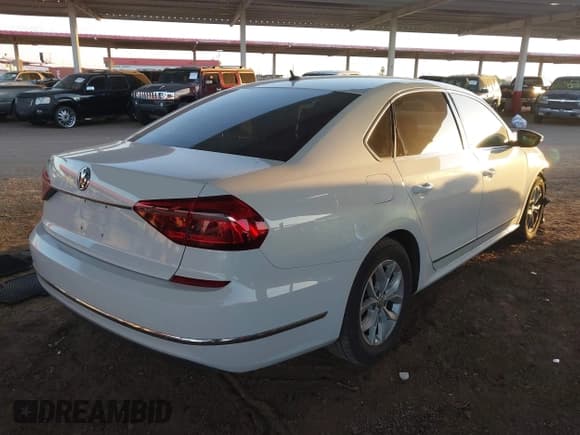 ✅ 2017 Volkswagen Passat S • VIN: 1VWAT7A33HC019579 • Lot: 42889382. Wystawiony na IAAI z przebiegiem 55 544 mil. Bezpłatny archiwum sprzedaży aukcyjnych z USA i szczegółowy raport historii pojazdu na DreamBid. Zdjęcie 4.