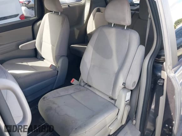 ✅ 2016 Kia Sedona LX • VIN: KNDMB5C18G6113988 • Лот: 43369393. Опубликован ранее на IAAI с пробегом 109 971 миль. Бесплатный доступ к архиву аукционных продаж из США и подробный отчёт об истории автомобиля на DreamBid. Изображение 16.