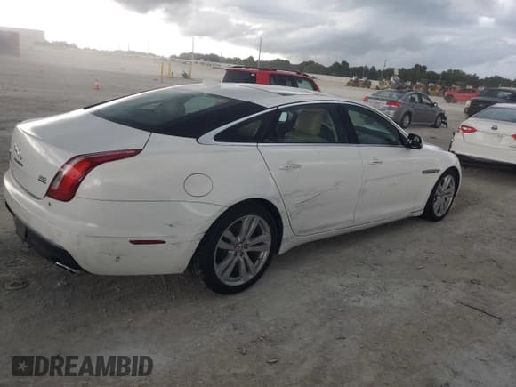 ✅ 2016 Jaguar XJ Portfolio • VIN: SAJWJ2GD7G8W02015 • Lot: 63915474. Wystawiony na Copart z przebiegiem 56 447 mil. Bezpłatny archiwum sprzedaży aukcyjnych z USA i szczegółowy raport historii pojazdu na DreamBid. Zdjęcie 3.