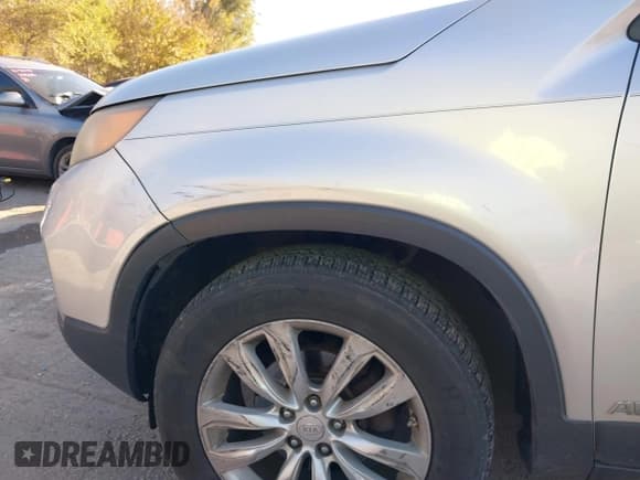 ✅ 2011 Kia Sorento EX • VIN: 5XYKUCA17BG011080 • Lot: 43641383. Listed on IAAI with 262,349 mi. Free auction sales archive from the USA and detailed vehicle history report at DreamBid. Image 12.