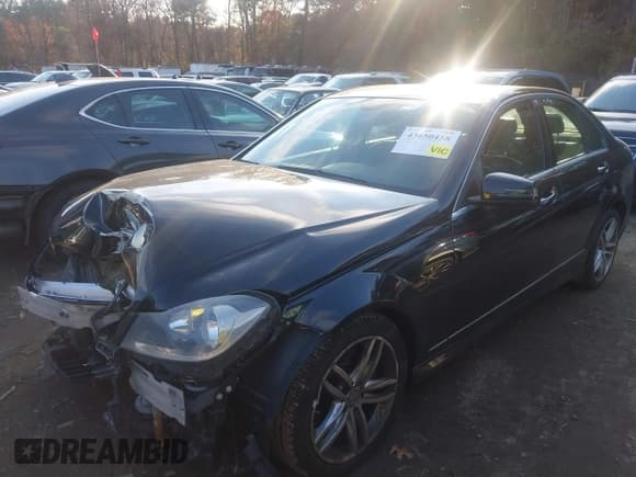 ✅ 2013 Mercedes-Benz C 300 Sport • VIN: WDDGF8ABXDR242135 • Lot: 43650458. Wystawiony na IAAI z przebiegiem 151 441 mil. Bezpłatny archiwum sprzedaży aukcyjnych z USA i szczegółowy raport historii pojazdu na DreamBid. Zdjęcie 2.