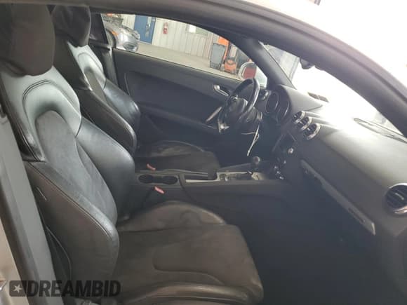 ✅ 2008 Audi TT 3.2L • VIN: TRUDD38J881001350 • Lot: 81745635. Wystawiony na Copart z przebiegiem 166 341 mil. Bezpłatny archiwum sprzedaży aukcyjnych z USA i szczegółowy raport historii pojazdu na DreamBid. Zdjęcie 10.