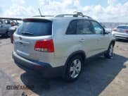 ✅ 2013 Kia Sorento EX • VIN: 5XYKU4A29DG359559 • Лот: 42580153. Опубликован ранее на IAAI с пробегом 141 292 миль. Бесплатный доступ к архиву аукционных продаж из США и подробный отчёт об истории автомобиля на DreamBid. Изображение 4.