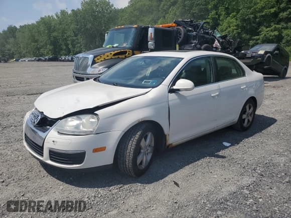 ✅ 2009 Volkswagen Jetta SE • VIN: 3VWRZ71K29M033787 • Lot: 61969945. Listed on Copart with 175,785 mi. Free auction sales archive from the USA and detailed vehicle history report at DreamBid. Image 1.