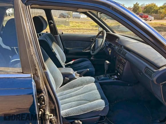 ✅ 1987 Toyota Camry • VIN: JT2SV22F2H3016128 • Lot: 94755525. Wystawiony na Copart z przebiegiem 261 323 mil. Bezpłatny archiwum sprzedaży aukcyjnych z USA i szczegółowy raport historii pojazdu na DreamBid. Zdjęcie 5.