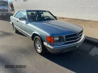✅ 1985 Mercedes-Benz 500 • VIN: WDBCA44D7FA152776 • Lot: 90896815. Wystawiony na Copart z przebiegiem 214 799 mil. Bezpłatny archiwum sprzedaży aukcyjnych z USA i szczegółowy raport historii pojazdu na DreamBid. Zdjęcie 1.