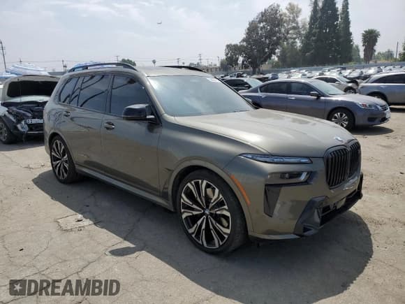 ✅ 2025 BMW X7 M60i • VIN: 5UX33EM00S9W91846 • Lot: 52806515. Wystawiony na Copart z przebiegiem 8 035 mil. Bezpłatny archiwum sprzedaży aukcyjnych z USA i szczegółowy raport historii pojazdu na DreamBid. Zdjęcie 4.