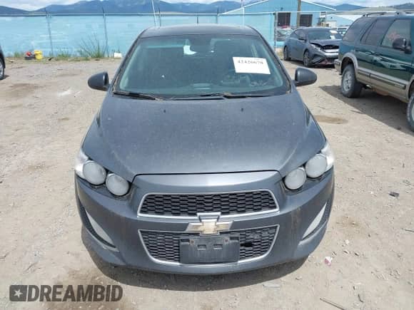 2013 Chevrolet Sonic RS z VIN 1G1JG6SB8D4180207, wystawiony jako IAAI lot #42426670 z przebiegiem 183 889 mil mil oraz . Historia ofert i sprzedaży dostępna na DreamBid. Obrazek 6.