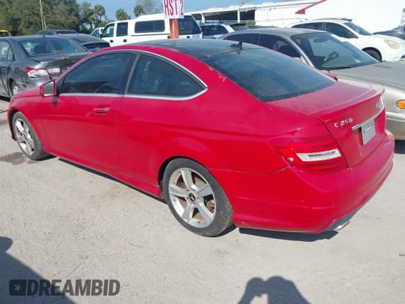 ✅ 2013 Mercedes-Benz C 250 • VIN: WDDGJ4HB0DF977768 • Lot: 41521807. Wystawiony na IAAI z przebiegiem Nie podano. Bezpłatny archiwum sprzedaży aukcyjnych z USA i szczegółowy raport historii pojazdu na DreamBid. Zdjęcie 3.