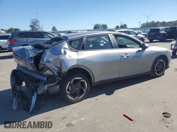 ✅ 2025 Kia K4 EX • VIN: 3KPFU4DE1SE138006 • Lot: 87260465. Wystawiony na Copart z przebiegiem 6 116 mil. Bezpłatny archiwum sprzedaży aukcyjnych z USA i szczegółowy raport historii pojazdu na DreamBid. Zdjęcie 3.