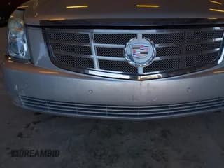 ✅ 2009 Cadillac DTS 1SA • VIN: 1G6KD57Y59U139362 • Lot: 43523962. Wystawiony na IAAI z przebiegiem 69 123 mil. Bezpłatny archiwum sprzedaży aukcyjnych z USA i szczegółowy raport historii pojazdu na DreamBid. Zdjęcie 2.