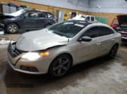 ✅ 2009 Volkswagen CC 4Motion • VIN: WVWGU73C79E535781 • Лот: 84482454. Опубликован ранее на Copart с пробегом 147 108 миль. Бесплатный доступ к архиву аукционных продаж из США и подробный отчёт об истории автомобиля на DreamBid. Изображение 1.